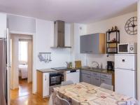 Kuchyňa alebo kuchynka v ubytovaní Appartement rénové 4-6 pers, centre-ville Cauterets avec balcon et wifi, à 600m des pistes - FR-1-401-249
