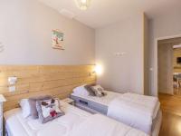Posteľ alebo postele v izbe v ubytovaní Appartement rénové 4-6 pers, centre-ville Cauterets avec balcon et wifi, à 600m des pistes - FR-1-401-249