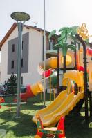 Plac zabaw dla dzieci w obiekcie Villa Monica Apartamenty