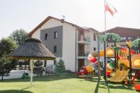 Plac zabaw dla dzieci w obiekcie Villa Monica Apartamenty
