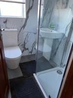 4 bed bungalow near Airportにあるバスルーム