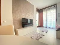 Televízia a/alebo spoločenská miestnosť v ubytovaní Marina Panorama Apartment & Garage