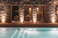 uma casa com piscina em frente a um prédio em Insulae Resort em Cefalù