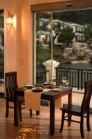 富国DAD Resort Phú Quốc的用餐室配有带食品和酒杯的桌子