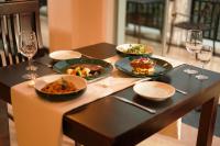 富国DAD Resort Phú Quốc的摆满食物和酒杯的桌子