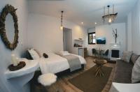 Posteľ alebo postele v izbe v ubytovaní Plaza Guest House με τζάκι