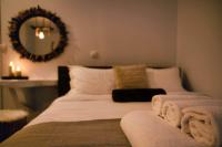 Posteľ alebo postele v izbe v ubytovaní Plaza Guest House με τζάκι