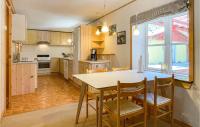 Kuchyň nebo kuchyňský kout v ubytování 2 Bedroom Pet Friendly Home In Nexø