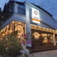 uma loja em frente a um restaurante com flores em frente em Davao Airport View Hotel em Dávao