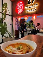 uma tigela de sopa numa mesa num restaurante em Davao Airport View Hotel em Dávao