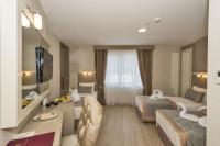 A television and/or entertainment centre at Marcello Hotel