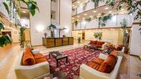 un gran vestíbulo con sofás y una sala de estar. en Reikartz Dostar Karaganda, en Karagandá