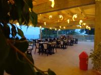 een patio met tafels, stoelen en verlichting bij Camping Mozziconaccio in Sainte-Lucie de Porto-Vecchio