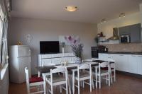 Kuchyňa alebo kuchynka v ubytovaní Apartment in Banjol with balcony, air conditioning, WiFi, dishwasher 4888-1