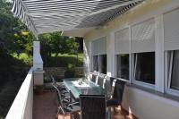 Balkón alebo terasa v ubytovaní Apartment in Banjol with balcony, air conditioning, WiFi, dishwasher 4888-1