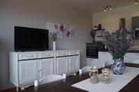 Televízia a/alebo spoločenská miestnosť v ubytovaní Apartment in Banjol with balcony, air conditioning, WiFi, dishwasher 4888-1