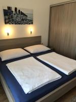 Posteľ alebo postele v izbe v ubytovaní Apartment in Banjol with balcony, air conditioning, WiFi, dishwasher 4888-1