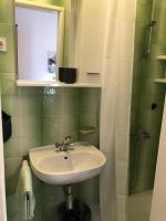 Kúpeľňa v ubytovaní Apartment in Banjol with balcony, air conditioning, WiFi, dishwasher 4888-1