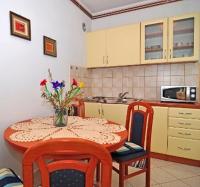 Kuchyňa alebo kuchynka v ubytovaní Apartment in Sukosan with terrace, air conditioning, WiFi 654-1