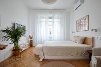Postel nebo postele na pokoji v ubytování Asbóth 225 COZY CENTER APARTMENT
