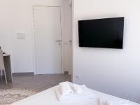 Televízia a/alebo spoločenská miestnosť v ubytovaní Dimora Calauriia - Adults Only