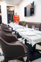 eine Reihe von Tischen in einem Restaurant mit Brille in der Unterkunft HOÀNG LONG HOTEL in Hạ Long