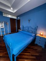 A bed or beds in a room at RaRoom Colors