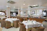 Reštaurácia alebo iné gastronomické zariadenie v ubytovaní Hotel Olympia Ronda I