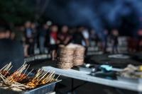 un tavolo con sopra del cibo con persone sullo sfondo di Bravo Adventure Glamping a Gunungmalang