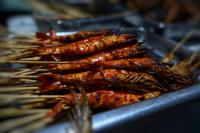 Un mucchio di cibo che è su una griglia di Bravo Adventure Glamping a Gunungmalang