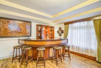 een bar in een kamer met krukken bij Summit Tashi Ghang Heritage Resort in Pelling