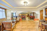 een woonkamer met een bank en stoelen bij Summit Tashi Ghang Heritage Resort in Pelling