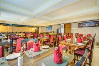 een restaurant met tafels en stoelen en rode stoelen bij Summit Tashi Ghang Heritage Resort in Pelling