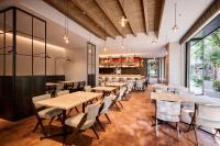 um restaurante com mesas, cadeiras e um bar em The Royal Park Canvas Ginza Corridor em Tóquio