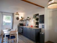 Kuchyňa alebo kuchynka v ubytovaní CLINT HOUSE - Appartement "Jardin de granit rose"