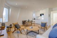 Kuchyňa alebo kuchynka v ubytovaní La Villa Suzanne - Two Bedrooms - Deauville Beach