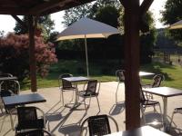 Vonkajšia záhrada v ubytovaní Charmant Chalet Familial avec Terrasse et Activités d'Été - Camping 2 Étoiles - FR-1-489-400