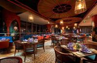 Un comedor con mesas y sillas en un restaurante. en PANORAMA Condotel by HLG, en Nha Trang