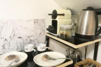 Zestaw do parzenia kawy i herbaty w obiekcie Chambre - Bed & Breakfast - Plage 50m - Résidence