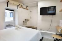 Telewizja i/lub zestaw kina domowego w obiekcie Chambre - Bed & Breakfast - Plage 50m - Résidence