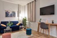 Televízia a/alebo spoločenská miestnosť v ubytovaní Grand Studio au Cœur de Paris quartier Latin