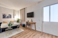 Televízia a/alebo spoločenská miestnosť v ubytovaní Grand Studio au Cœur de Paris quartier Latin