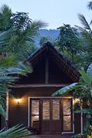 una casa en medio de un bosque en Coco Eco Lodge, en Melsiripura