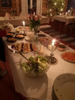 een tafel met veel schalen eten en kaarsen bij Kierinki Village Majatalo in Kierinki