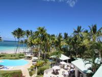 una vista aérea del complejo y la playa en Hotel Villa Serena, en Las Galeras