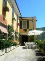 Una mesa y sillas con una sombrilla frente a un edificio. en Hotel Lea, en Grosseto