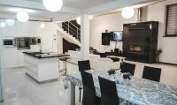 cocina y sala de estar con mesa, cocina y comedor en Vila Carolina Apulum, en Alba Iulia