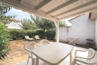 Patio alebo iná vonkajšia časť ubytovania Maison à Cervione Prunete jardin piscine accès direct plage