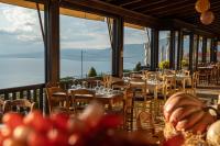 Un restaurante con mesas y sillas con vista al mar. en Althaia Hotel, en Thermo