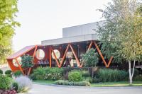 クレメンチュークにあるСпа-готель ПОЛО-МЕДЛАЙФの庭にあるオレンジ色の構造の建物